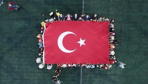 BAŞKAN ÖZ ÇANSPOR'UN ÖĞRENCİLERİYLE CUMHURİYET COŞKUSU YAŞADI