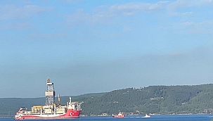 "KANUNİ" SONDAJ GEMİSİ, ÇANAKKALE ŞEHİTLERİ'Nİ SELAMLAYARAK BOĞAZ'DAN GEÇTİ