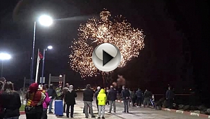 LAPSEKİ'DE 97.YILA ÖZEL HAVAİ FİŞEK GÖSTERİSİ YAPILDI