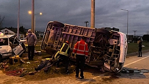 İŞÇİ MİNİBÜSÜ İLE OTOMOBİL ÇARPIŞTI!
