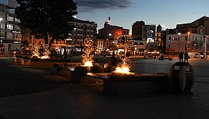 YILBAŞI IŞIKLANDIRMALARI KENTE RENK KATTI