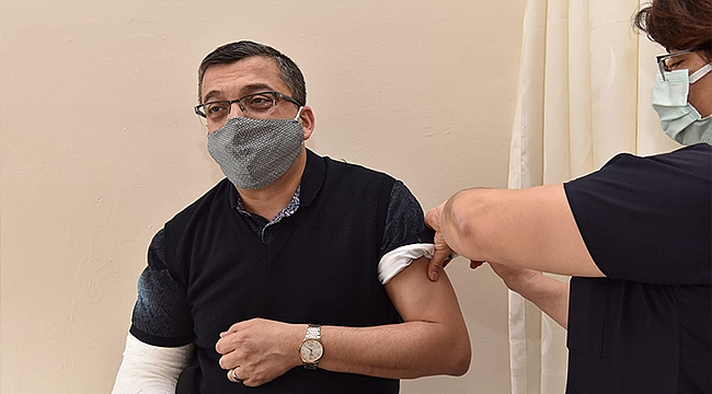 BAŞKAN ÖZ COVİD-19 AŞISINI OLDU