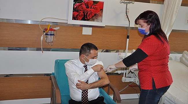 VALİ İLHAMİ AKTAŞ, KORONAVİRÜS AŞISI OLDU