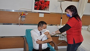 VALİ İLHAMİ AKTAŞ, KORONAVİRÜS AŞISI OLDU