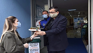 BAŞKAN ÖZ, İDARİ İZİN SONRASI KADIN PERSONELLERİ ÇİÇEKLE KARŞILADI