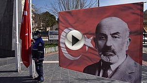 BİR ŞEHİR, İSTİKLAL MARŞI OKUYOR