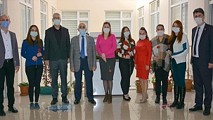 ÇOMÜ'DE 8 MART DÜNYA KADINLAR GÜNÜ MÜNASEBETİYLE KARANFİL DAĞITIMI GERÇEKLEŞTİ