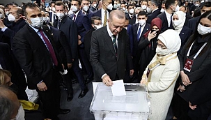 CUMHURBAŞKANI ERDOĞAN, 1428 OYLA YENİDEN AK PARTİ GENEL BAŞKANI SEÇİLDİ