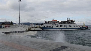 FERİBOT SEFERLERİ FIRTINA ENGELİNE TAKILDI!