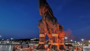 SAAT KULESİ VE TRUVA ATI TURUNCU RENK İLE AYDINLANDI