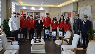 TÜRKİYE OKÇULUK FEDERASYONU MAKARALI YAY MİLLİ TAKIMI, VALİ AKTAŞ'I ZİYARET ETTİ