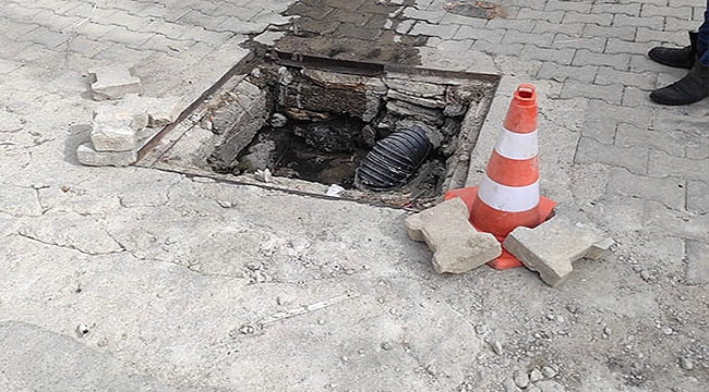 AYVACIK BELEDİYESİ'NE AİT RÖGAR KAPAKLARI İLE MAZGALLAR ÇALINDI