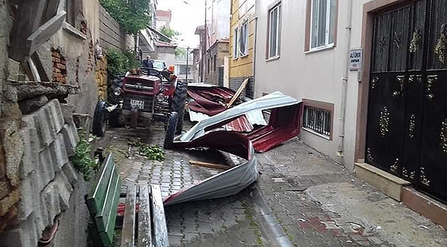 KÜÇÜKKUYU'DA ÇATI UÇTU