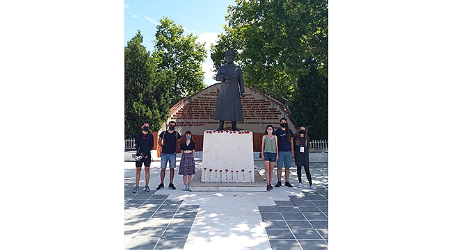 BABALAR GÜNÜNDE ATATÜRK HEYKELİNE KARANFİL BIRAKTILAR