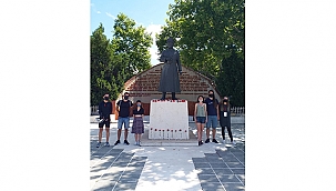 BABALAR GÜNÜNDE ATATÜRK HEYKELİNE KARANFİL BIRAKTILAR