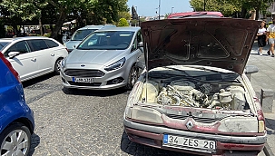 ARAÇ KUYRUĞUNDA YANDI!