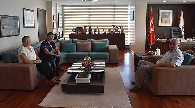 BAŞKAN GÖKHAN, OLİMPİYAT SPORCUSU UYAR VE ANTRENÖRÜ BERBEROĞLU'NU AĞIRLADI