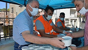 LAPSEKİ'DE AŞURE DAĞITILDI
