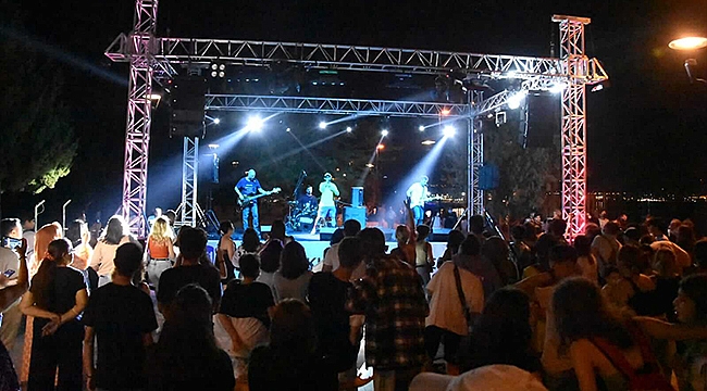 "MÜZİK GECELERİ" JÜLİDE ÖZÇELİK, FOYA VE SARPEDON KONSERLERİ İLE DEVAM ETTİ