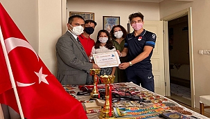 VALİ AKTAŞ, OLİMPİYATA GİDEN İLK MİLLİ SPORCUMUZ OĞUZ UYAR'I EVİNDE ZİYARET ETTİ