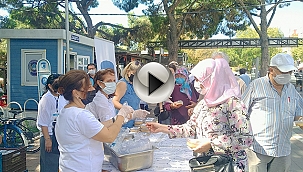 BAŞKAN GÖKHAN AŞURE DAĞITIMINA KATILDI