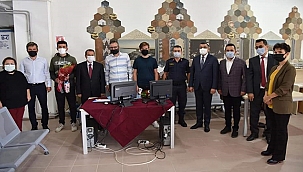 BAŞKAN ÖZ, ÜNİVERSİTEYE KAYIT YAPTIRAN ÖĞRENCİLERLE BULUŞTU