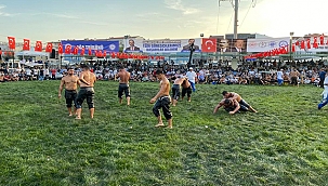 VALİ AKTAŞ, KURTULUŞ GÜNÜ YAĞLI GÜREŞLERİNİ İZLEDİ