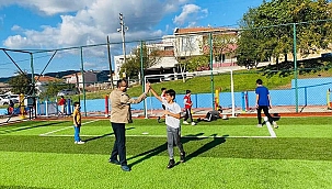 BAŞKAN ÖZ, YENİ HALI SAHADA ÇOCUKLARLA MAÇ YAPTI