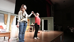 "PLASTİK AŞKLAR" OYUNU ÇANAKKALELİLERLE BULUŞTU