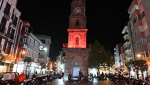 SAAT KULESİ KIRMIZI IŞIK İLE AYDINLATILIYOR