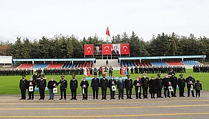 VALİ İLHAMİ AKTAŞ YEDEK SUBAYLARIN MEZUNİYET SEVİNCİNE ORTAK OLDU