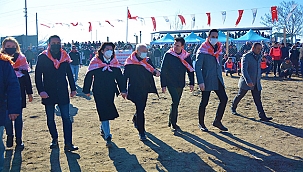 ''9. GELENEKSEL LAPSEKİ FOLKLORİK DEVE GÖSTERİLERİ DÜZENLENDİ''