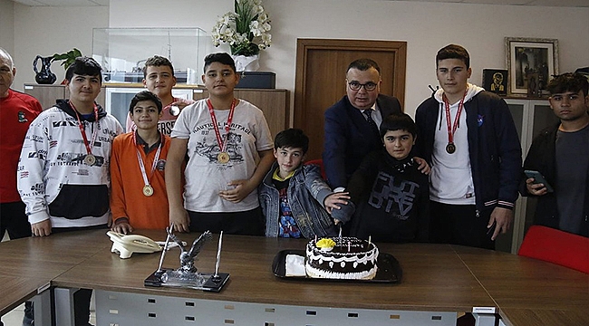 BAŞKAN ARSLAN TEK TEK TEBRİK ETTİ