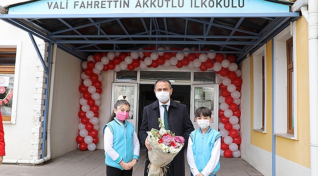 VALİ AKTAŞ, ÇOCUKLARIN KARNE HEYECANINI PAYLAŞTI
