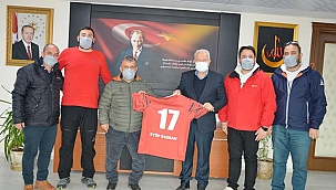 17 GENÇLİK TARAFTAR DERNEĞİNDEN BAŞKAN YILMAZ'A ZİYARET