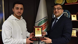 "GURURLU VE MUTLUYUZ"