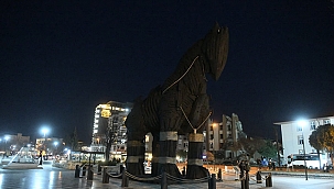 TROİA ATI'NIN IŞIKLARI DÜNYA SAATİ ETKİNLİĞİ İÇİN 1 SAAT KAPATILDI