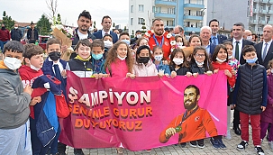 ''AVRUPA ŞAMPİYONU GÜREŞÇİMİZİ COŞKUYLA KARŞILADIK''