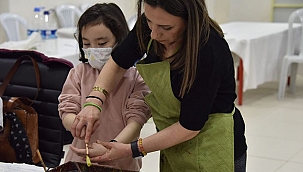 ÇANLI ÇOCUKLAR EBRU SANATINI ÖĞRENİYOR