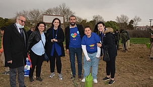 'MAVİNİ GİY, GEL. SINIRIMIZ GÖKYÜZÜ!'