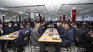 VALİ AKTAŞ, JANDARMA ERLERLE İFTARDA BİR ARAYA GELDİ