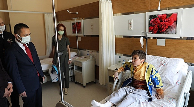 VALİ AKTAŞ'TAN HASTANEDE YATAN ÇOCUKLARA 23 NİSAN SÜRPRİZİ