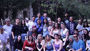 HALKLA İLİŞKİLER ÖĞRENCİLERİ ÇEVRE TEMİZLİĞİ İLE TARİHE DOKUNDU