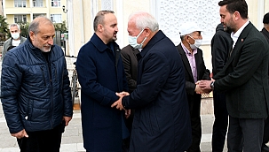 TURAN BAYRAM NAMAZINI LAPSEKİ'DE KILDI