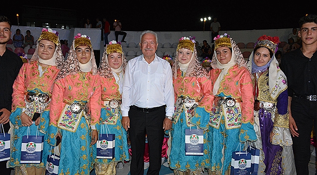 HALK OYUNLARI GÖSTERİSİ İZLEYENLERİ BÜYÜLEDİ