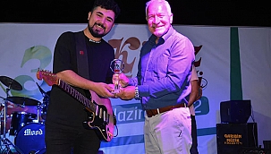 LAPSEKİ'DE "MOOD BAND" KONSERİNE YOĞUN İLGİ