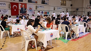 SATRANÇ TURNUVASI HEYECAN YARATTI