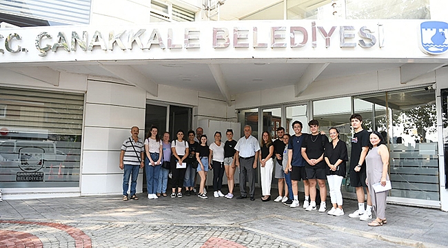 BAŞKAN GÖKHAN ÇANAKKALELİ GENÇLERİ B40 ZİRVESİNE UĞURLADI