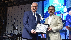 BAŞKAN GÖKHAN'A 30. YIL PLAKETİ