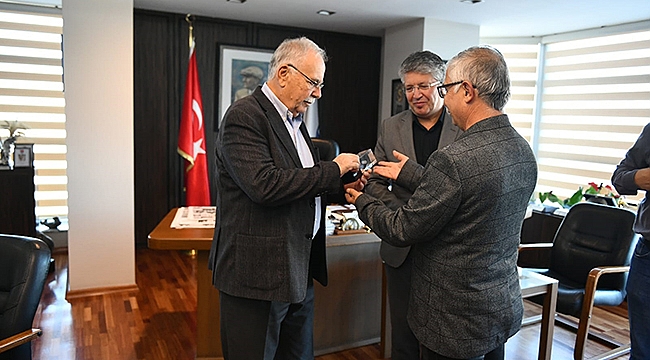 MUTLUAY, BAŞKAN GÖKHAN'A ALTIN KARINCA ÖDÜLÜNÜ TAKDİM ETTİ